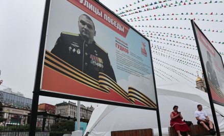 Plansza z fotografią generała Michaiła Gudkowa na wystawie we Władywostoku