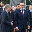 Prezydent Karol Nawrocki i premier Donald Tusk podczas uroczystości przed Pomnikiem Obrońców Wybrzeż