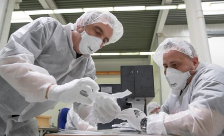 W Niemczech zmarło ponad 2000 osób. Wzrasta liczba nowych zakażeń