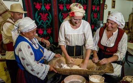 Podczas podróży do Mołdawii można poznać tamtejsze zwyczaje i tradycje kulinarne