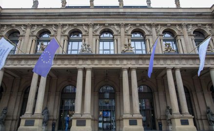Frankfurt kusi bankierów