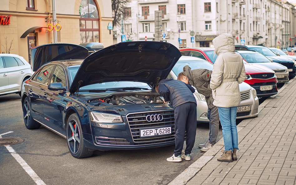 Prywatny import samochodów używanych na polski rynek stopniowo słabnie. Spadki są kilkuprocentowe, a