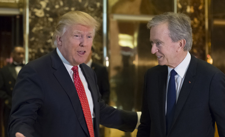 Donald Trump i Bernard Arnault podczas spotkania w nowojorskim wieżowcu Trump Tower w 2017 roku.