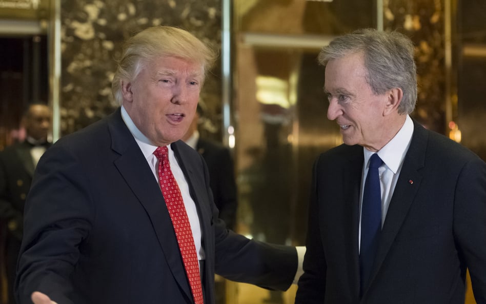 Donald Trump i Bernard Arnault podczas spotkania w nowojorskim wieżowcu Trump Tower w 2017 roku.