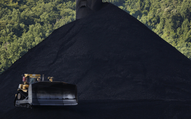 Węgiel tanieje na światowych rynkach, ale nie w Polsce