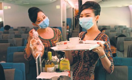 Posiłek w samolocie linii Singapore Airlines, stojącym przy rękawie na lotnisku, to koszt od 39 do 6