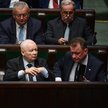 Prezes PiS Jarosław Kaczyński w towarzystwie szefa Klubu Parlamentarnego PiS Mariusza Błaszczaka na 
