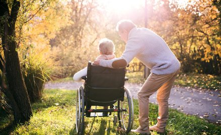 Brat opiekujący się siostrą ma prawo zamiany zasiłku na wyższe świadczenie opiekuńcze