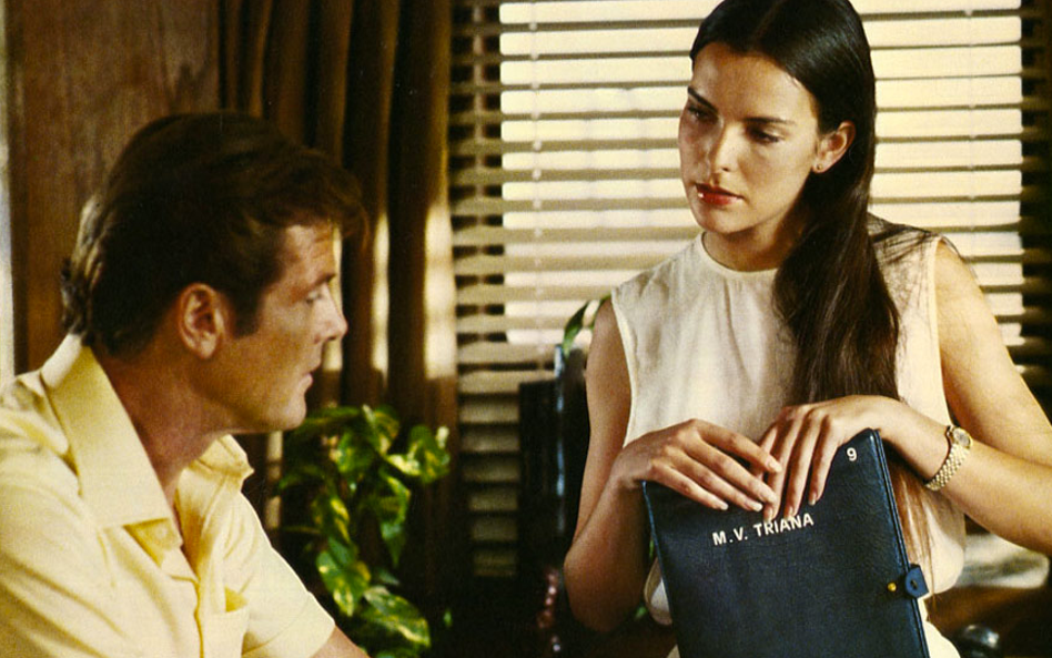 Carole Bouquet jako Melina Havelock Melina Havelock jest biologiem morskim. Jej rodzice zostali zabi