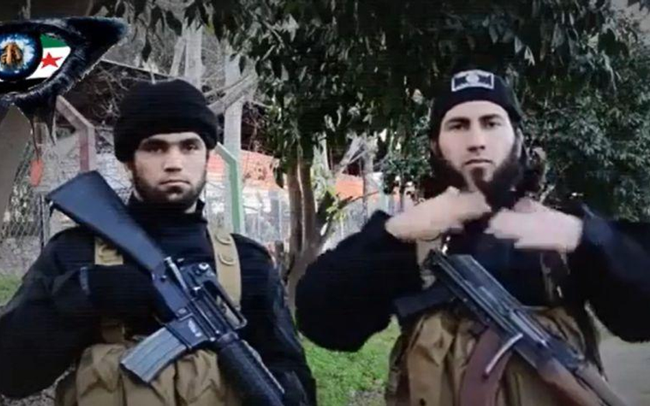 Kadr z filmu, na którym islamiści posługują się językiem migowym