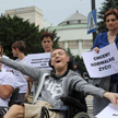 Uczestnicy demonstacji wspierającej protest niepełnosprawnych w Sejmie, w 2018 roku