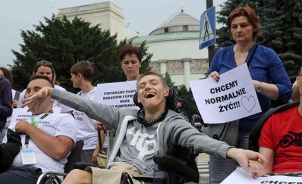 Uczestnicy demonstacji wspierającej protest niepełnosprawnych w Sejmie, w 2018 roku