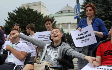 Uczestnicy demonstacji wspierającej protest niepełnosprawnych w Sejmie, w 2018 roku