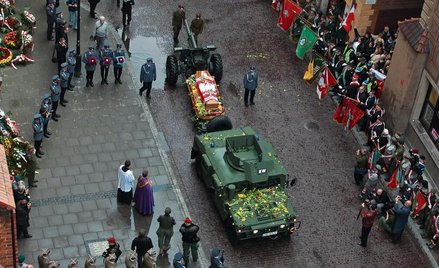 W ostatniej drodze prezydentowi Ryszardowi Kaczorowskiemu towarzyszyły poczty sztandarowe, konna asy