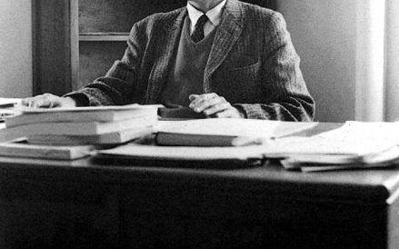 Freeman Dyson pogrążony w pogodnych rozmyślaniach o obrotach Sfer Dysona w kształcie (od góry): poma