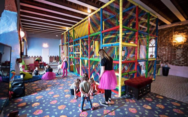 Nawet historyczne mury hotelu Zamek Gniew muszą pomieścić salę zabaw dla dzieci.