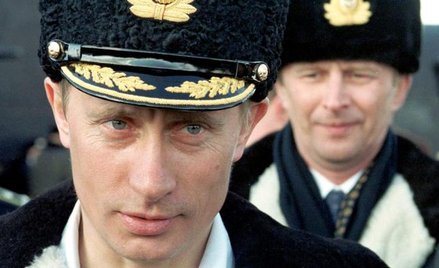 Władimir Putin na zdjęciu z 2000 roku w czapce marynarki wojennej, której przynosi tylko pecha: od u