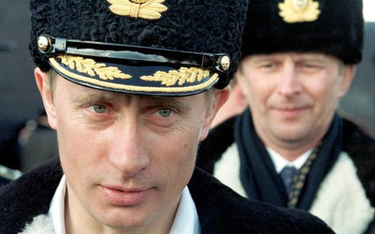 Władimir Putin na zdjęciu z 2000 roku w czapce marynarki wojennej, której przynosi tylko pecha: od u