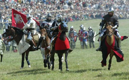 Inscenizacje bitwy przyciągają coraz więcej uczestników i widzów. W 2016 r. tych pierwszych było ok.