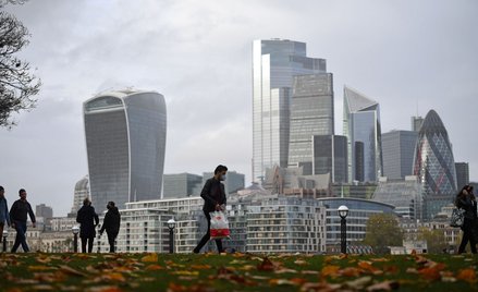 Bank Anglii zwiększył program pomocy gospodarce