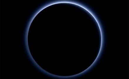 Zdjęcia przesłane przez sondę New Horizons pokazują rzadką atmosferę Plutona