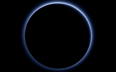 Zdjęcia przesłane przez sondę New Horizons pokazują rzadką atmosferę Plutona