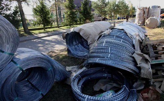 Concertina przed posterunkiem Straży Granicznej w Michałowie