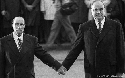 Gest pojednania. Zdjęcie dwóch mężów stanu François Mitterranda i Helmuta Kohla, trzymających się za
