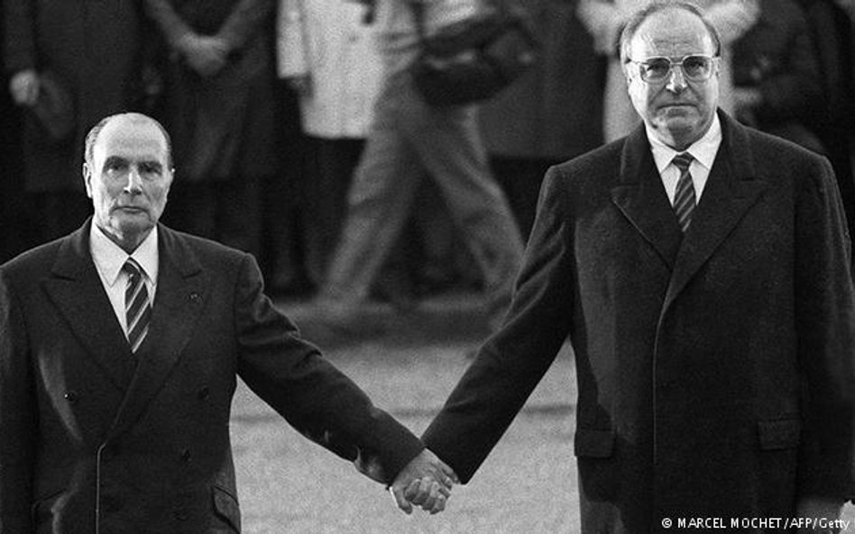 Gest pojednania. Zdjęcie dwóch mężów stanu François Mitterranda i Helmuta Kohla, trzymających się za