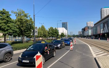 Kolejka samochodów na Marszałkowskiej