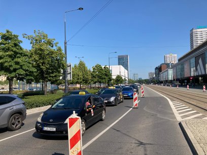 Kolejka samochodów na Marszałkowskiej