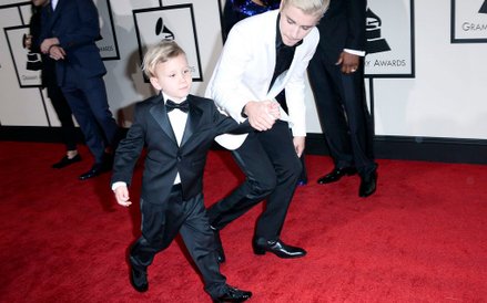 Justin Bieber z bratem na czerwonym dywanie