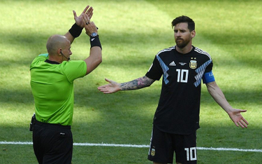 Szymon Marciniak i Argentyńczyk Lionel Messi