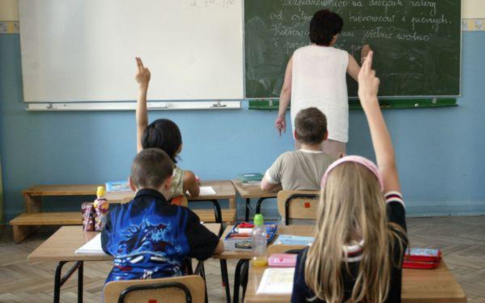 Urlop dla poratowania zdrowia nie wstrzyma obniżki pensji nauczycielowi, który otrzymał wypowiedzeni