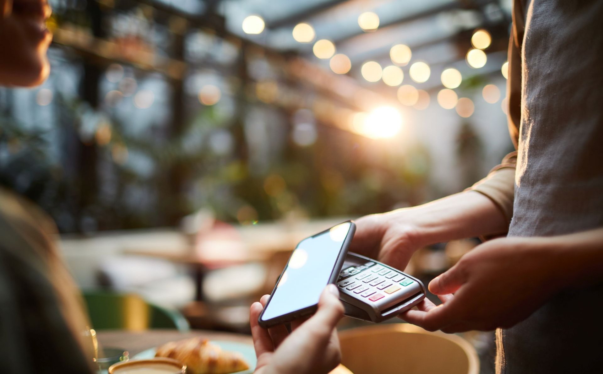 Oszuści atakują osoby płacące telefonami komórkowymi