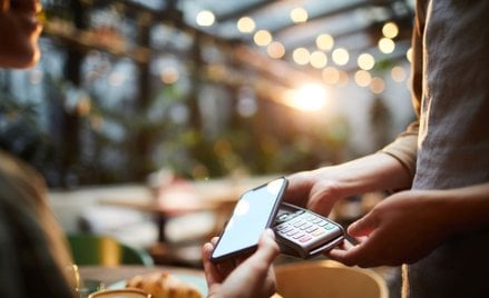 Oszuści atakują osoby płacące telefonami komórkowymi