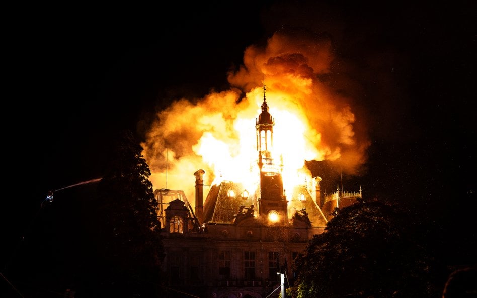 Pożar zabytkowego ratusza w Limoges we Francji
