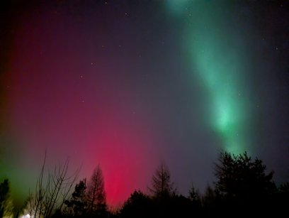 Z całej Polski płynęły doniesienia o obserwacjach spektakularnej zorzy, Warszawa nie była wyjątkiem