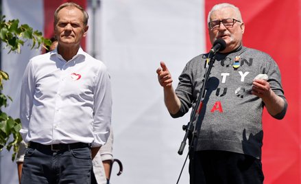 Donald Tusk, lider Platformy Obywatelskiej i były prezydent Polski Lech Wałęsa przemawiają podczas a