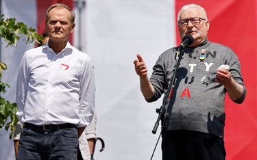 Donald Tusk, lider Platformy Obywatelskiej i były prezydent Polski Lech Wałęsa przemawiają podczas a