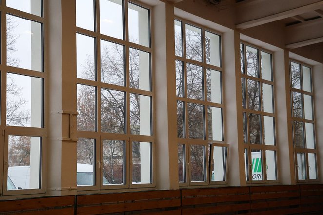 Wśród wymienionych elementów elewacji placówki przy Włościańskiej była stolarka okienna