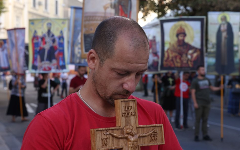 Uczestnik protestu w Belgradzie