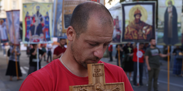 W Belgradzie wielotysięczny protest przeciw marszowi Gay Pride