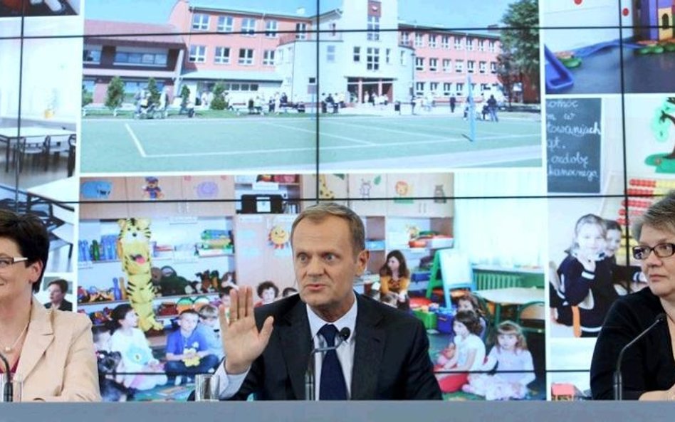 O posyłaniu sześciolatków do szkoły Donald Tusk mówił wczoraj w towarzystwie szefowej MEN Krystyny S