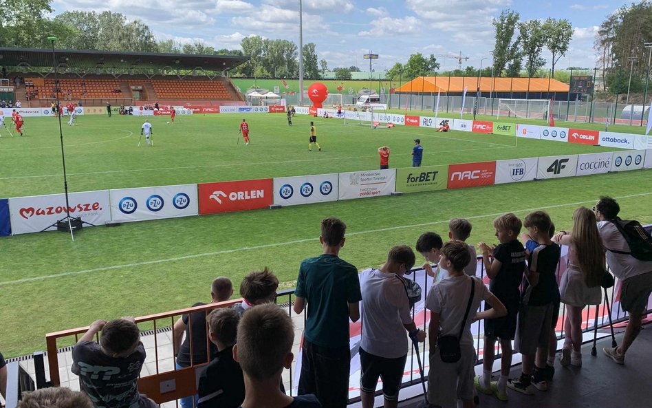 Najmłodsi fani ampfutbolu prowadzili głośny doping