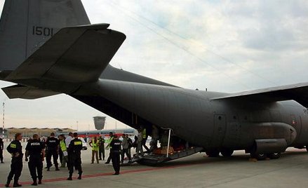 Do sierpnia tego roku do kraju ściągnięto 946 złapanych osób. We wrześniu herkules z Wielkiej Brytan