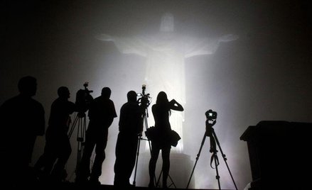 Dziennikarze podczas inauguracji nowego, przyjaznego dla środowiska oświetlenia pomnika Chrystusa Od