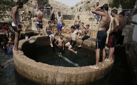 3 sierpnia, Zachodni Brzeg. Palestyńscy i izraelscy chłopcy kąpią się w naturalnych źródłach w Ein F