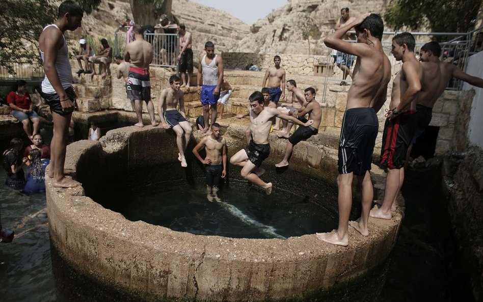 3 sierpnia, Zachodni Brzeg. Palestyńscy i izraelscy chłopcy kąpią się w naturalnych źródłach w Ein F