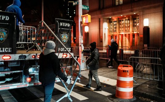 Funkcjonariusze nowojorskiej policji ustawiają barierki przed budynkiem nowojorskiego sądu, gdzie od